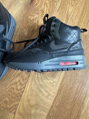 Nike women’s  Black Air Max High-Top Sneaker